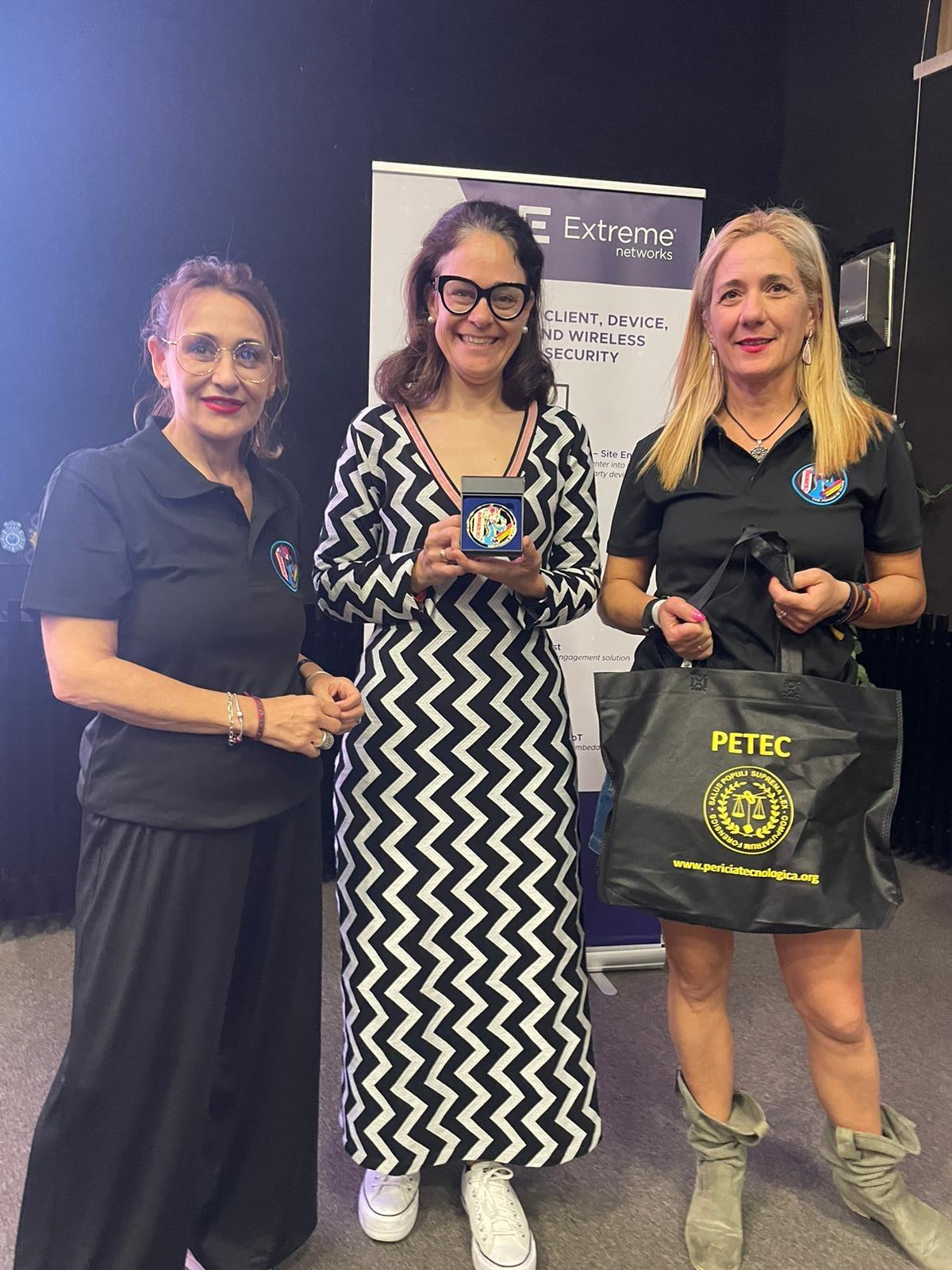 Equipo de cyberwoman premiando a una alumna